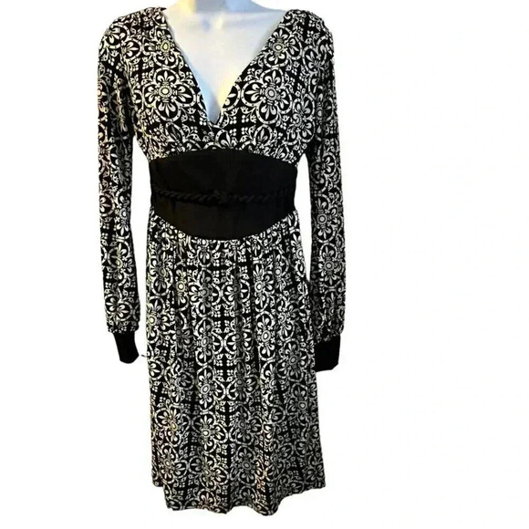 London Times Dresses & Skirts - London Times dress women's size 4 knee length black and white print